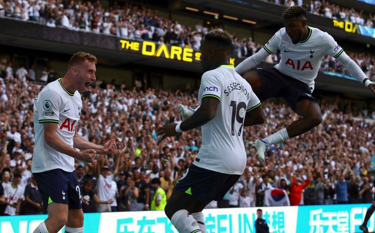 Sem Richarlison, Tottenham sai atrás, mas vence Southampton na estreia do Inglês