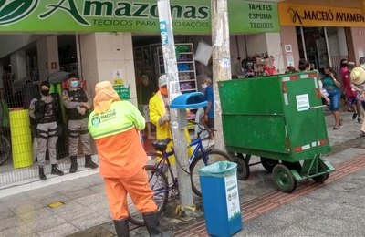 Centro da cidade recebe novas papeleiras