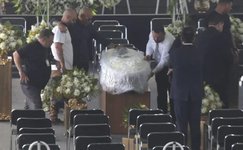 Caixão de Pelé é colocado no gramado da Vila para início de velório