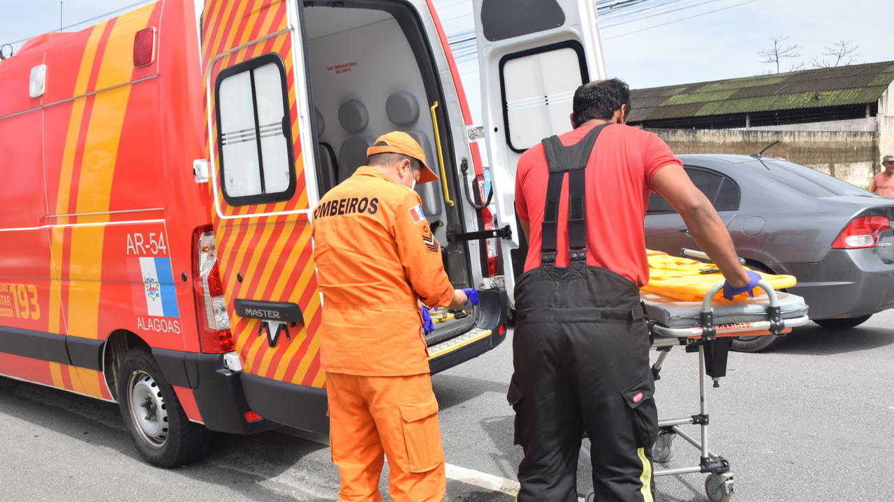 Bombeiros atuam em colisão entre carro e moto na Ponta Verde