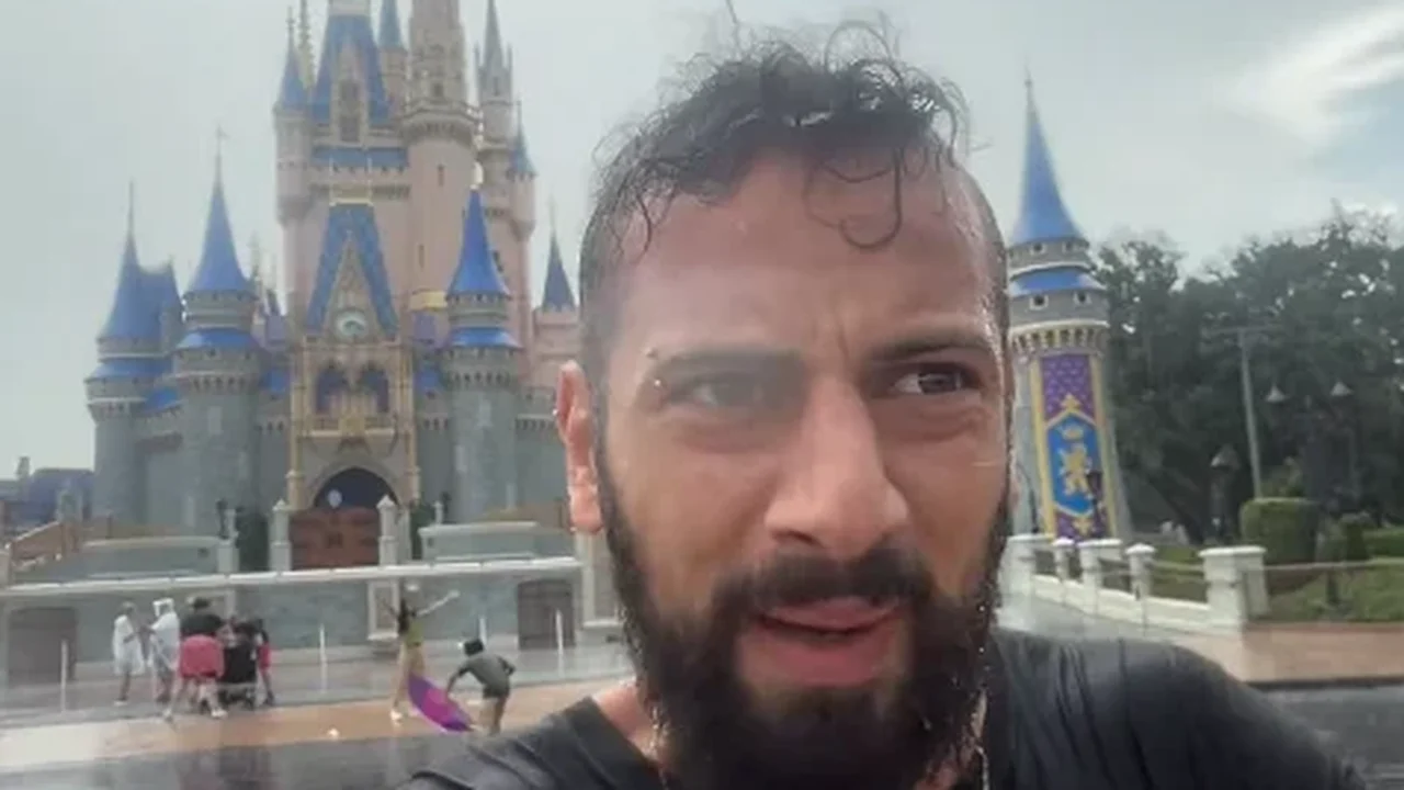 Influenciador Cartolouco é investigado por agressão contra ex-namorada e presta depoimento