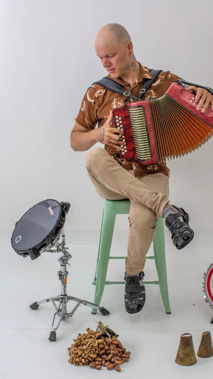 Percussionista Ivison Santos conquista espaço ao lado de João Gomes e Marcelo Jeneci