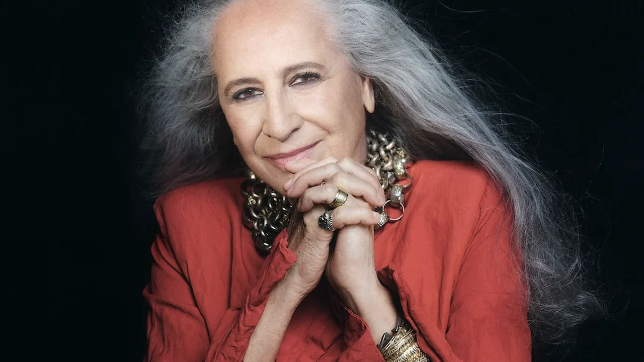 Single triplo de Maria Bethânia antecede o lançamento de registro ao vivo