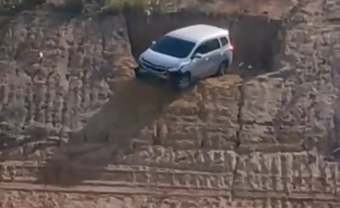 Veículo caiu na ribanceira e ficou preso em buraco, que impediu a queda e mergulho no córrego