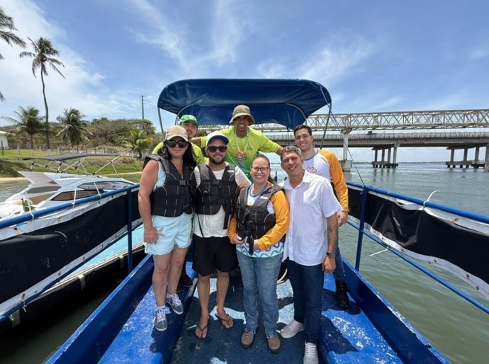 Autarquia de Limpeza Urbana apresenta Ecoboats para ativista ambiental Diego Saldanha