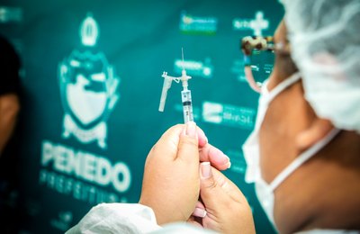 Penedo inicia imunização de pessoas com comorbidades acima de 59 anos