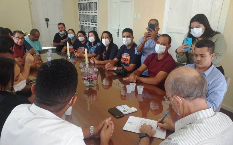 Prefeito Ronaldo Lopes assina projeto de lei sobre novo salário dos agentes de saúde