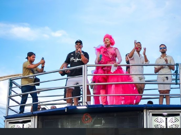 Paty Maionese comemora 23 anos de carreira com brilho e celebração