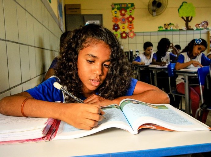 Estudantes participam de concurso de redação da Esmal
