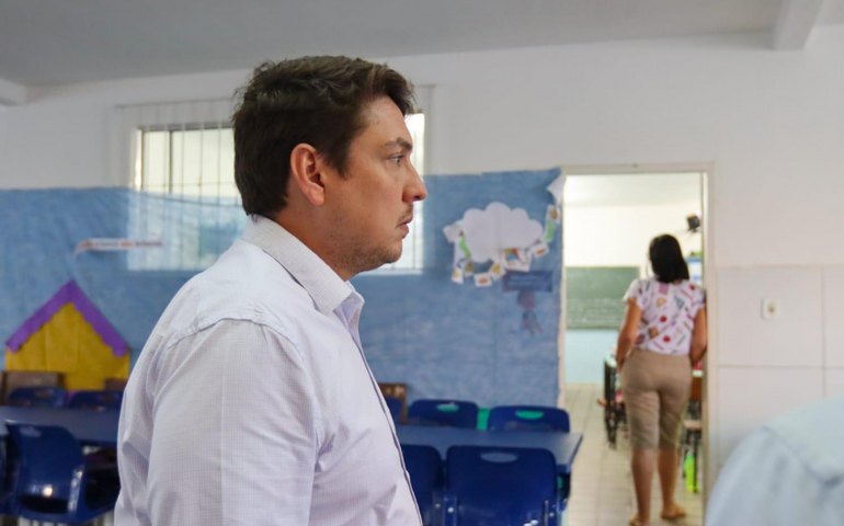 Escolas e creches municipais recebem visita do Secretário de Educação
