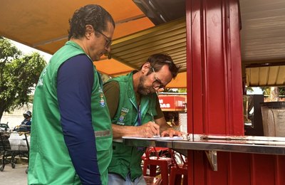 Operação Língua Suja inspeciona empreendimentos na Feirinha do Tabuleiro