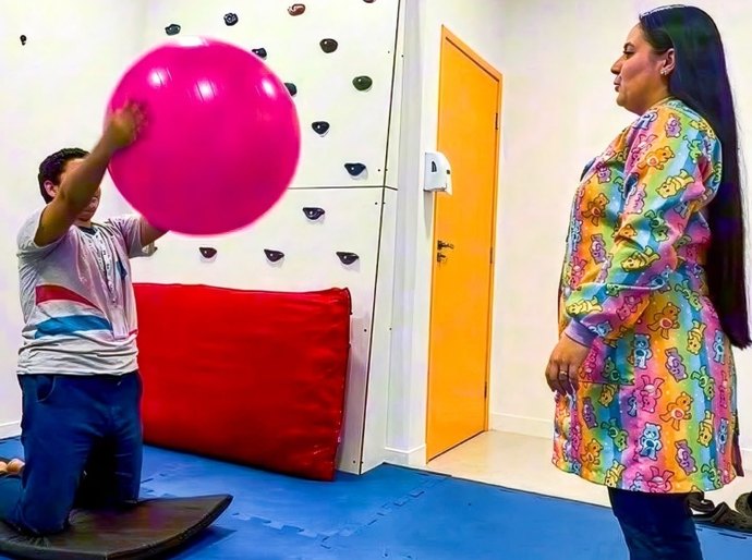 Fisioterapia fortalece desenvolvimento motor e amplia autonomia de crianças e adolescentes na Casa do Autista