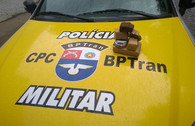 Após denúncia no Benedito Bentes, BPTran prende traficante e apreende tabletes de maconha