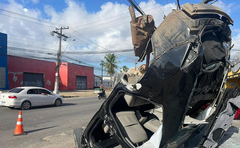 Quatro pessoas ficam feridas em capotamento de carro no Barro Duro