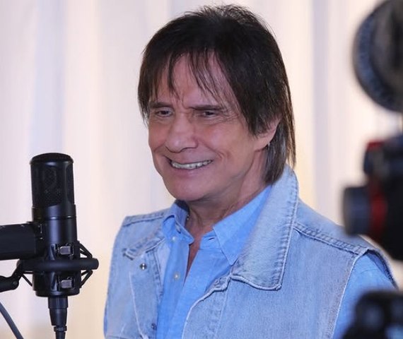 Roberto Carlos sofre acidente em gravação do especial de fim de ano