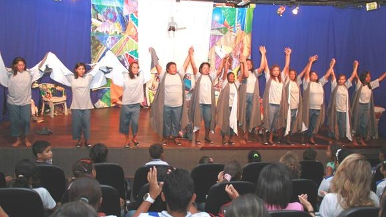 Espetáculo teatral conscientiza alunos sobre importância da reciclagem