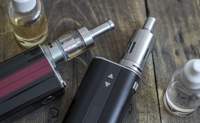 Esse tipo de cigarro, chamado de vapers pelos fabricantes, na intenção de desassociar à figura do cigarro, contém uma série de substâncias nocivas e cancerígenas