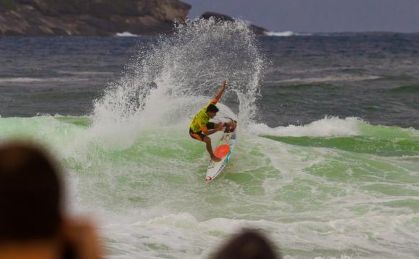 Medina acredita no crescimento do surfe brasileiro após a conquista do mundial
