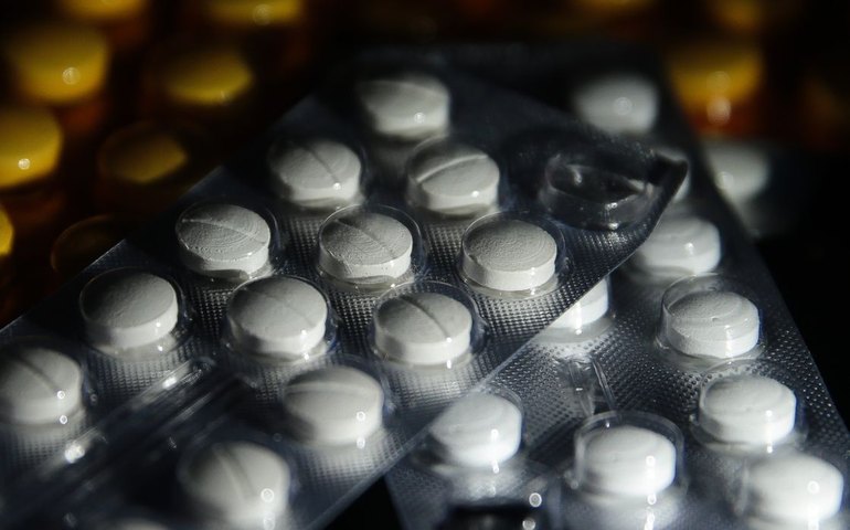 Juiz suspende norma que autoriza farmacêuticos a prescreverem remédios