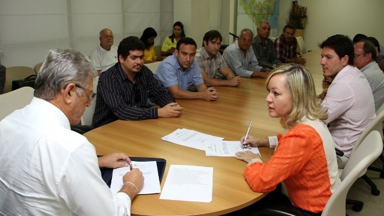Estado autoriza reforma de nove centros profissionalizantes