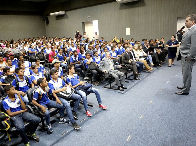 Esmal oferece sessão de cinema para 600 estudantes de escolas públicas