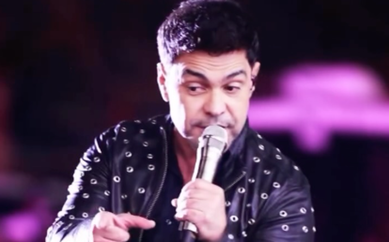 Zezé Di Camargo levanta camiseta com 'Anistia já' em show em Santa Catarina