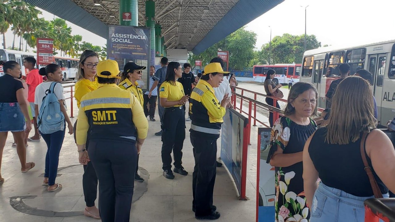 Pedestres recebem orientações sobre direitos e deveres em ação do Maio Amarelo
