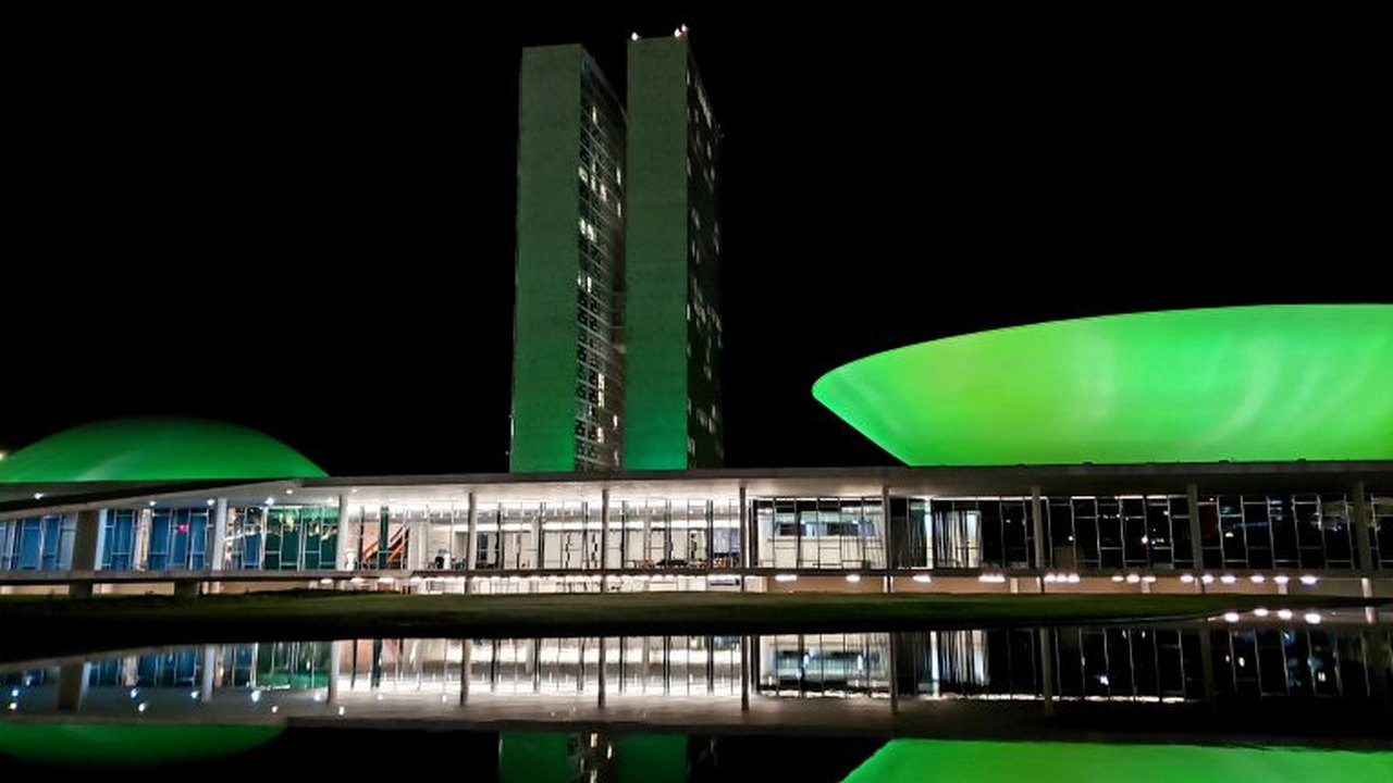 Campanha sobre acidentes de trabalho e doenças ocupacionais ilumina Congresso de verde