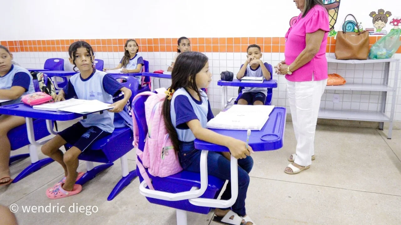 Palmeira firma R$ 1,72 milhão em contratos para comprar móveis escolares