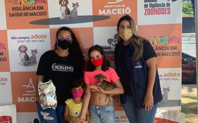 Feira de Adoção garante lar para mais oito cães e gatos
