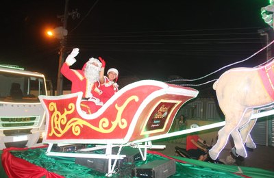 Desfile Natalino: Comunidades arapiraquenses se encantam com a passagem do Papai Noel