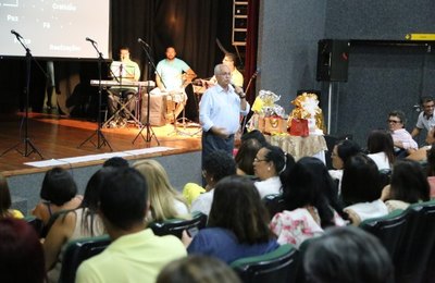 Prefeito Rogério Teófilo ressalta compromisso com a Educação durante confraternização 