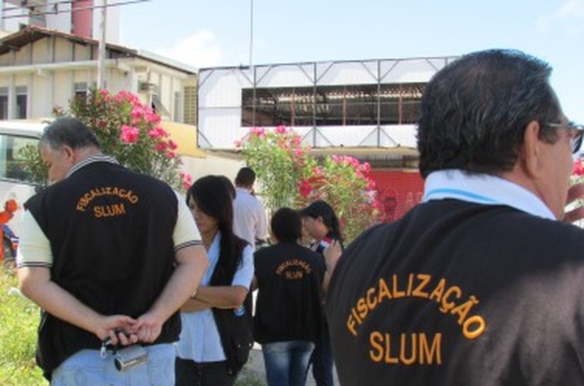 Slum flagra toneladas de lixo acumuladas em hospital