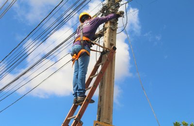 Arapiraca avança e contempla mais uma região com ações de reordenamento de fios e cabos de internet