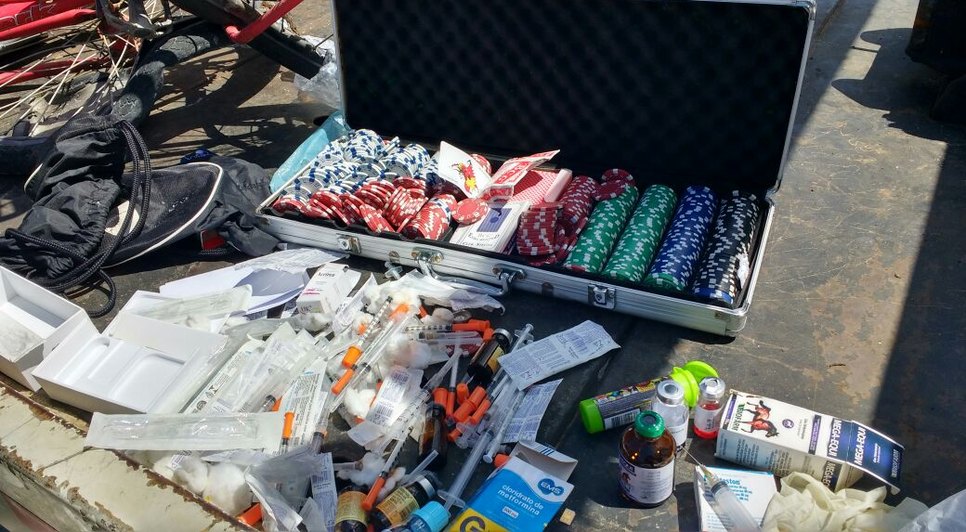 seringas e droga encontrada veículo
