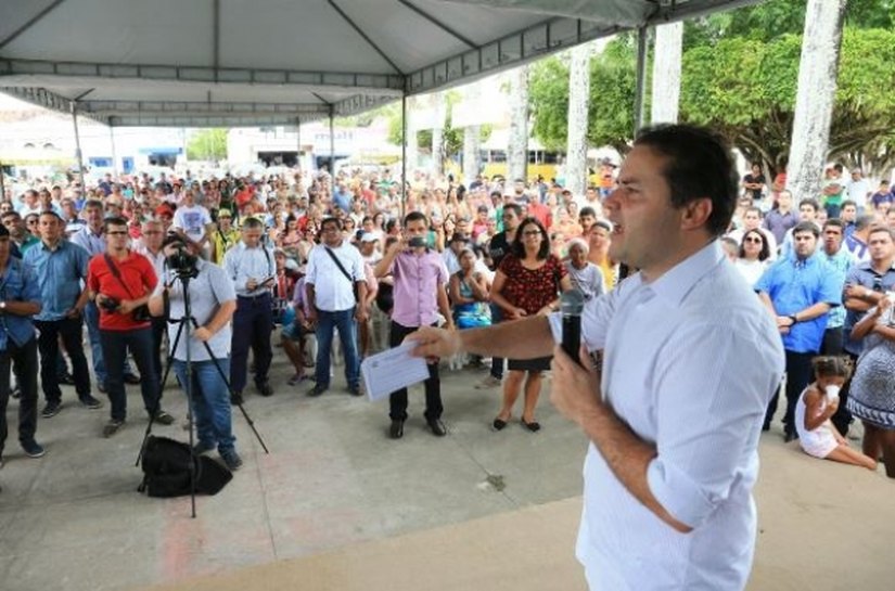 Renan Filho inicia melhorias no sistema de água de Capela