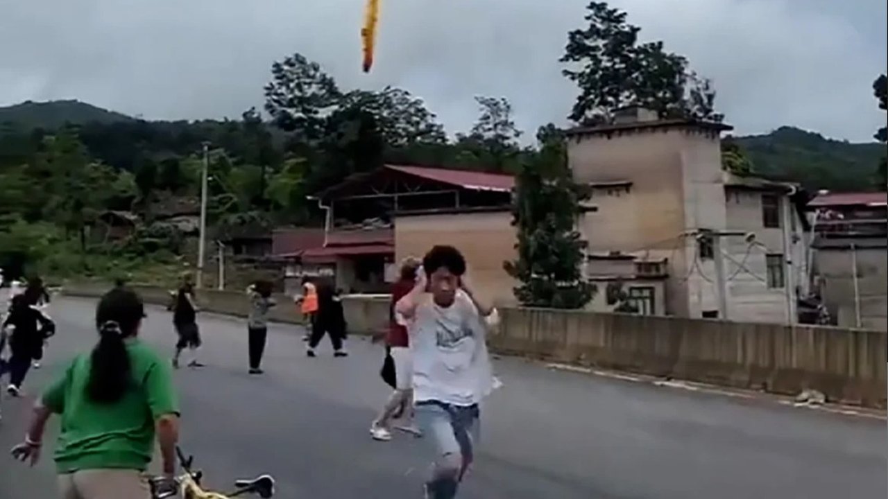 Destroços de foguete chinês caem sobre uma vila após lançamento em parceria com a França; vídeo
