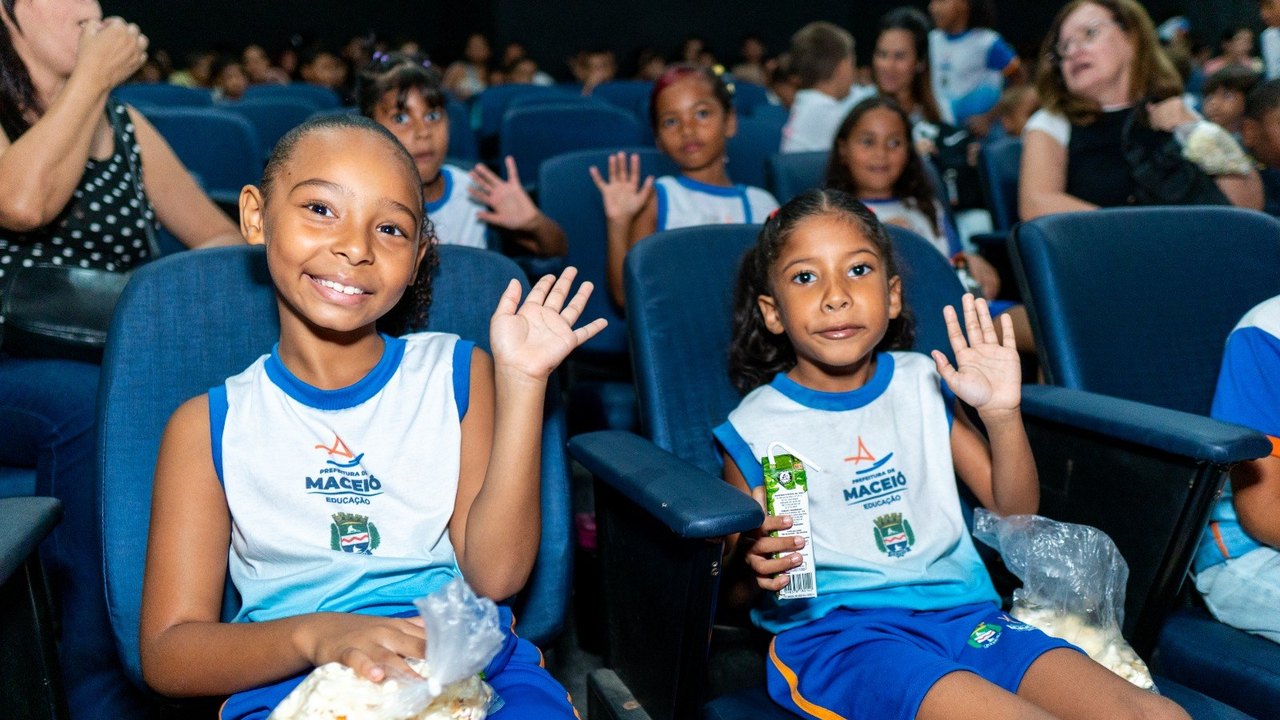 Estudantes da rede municipal de Maceió participam de sessão especial de cinema