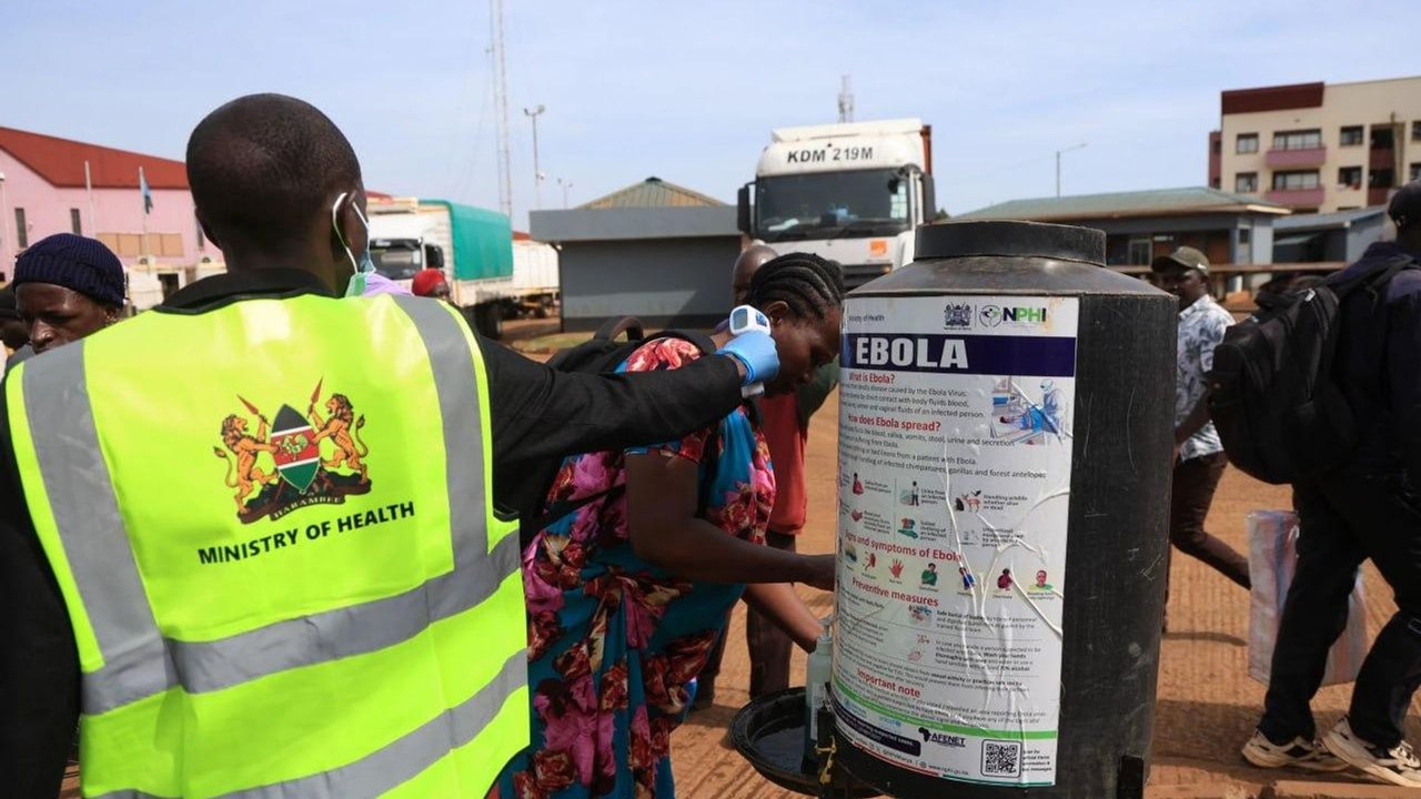 Surto de ebola avança para província congolesa na fronteira com a República Centro-Africana