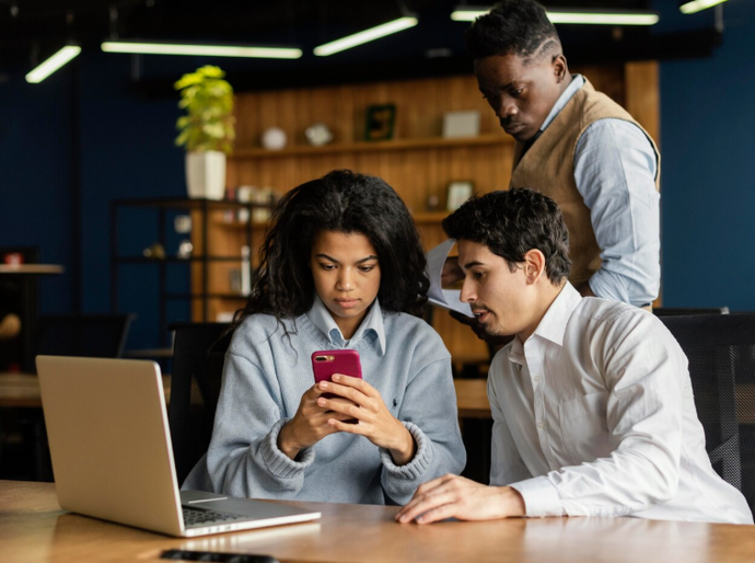 Funcionários podem ser obrigados a aparecer nas redes sociais da empresa? Advogada esclarece direitos e limites