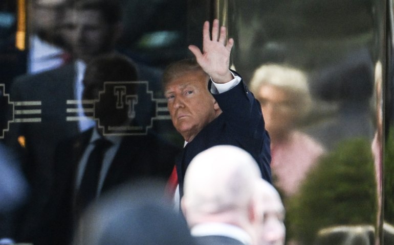 Trump ataca promotores em discurso após se entregar à Justiça de Nova York