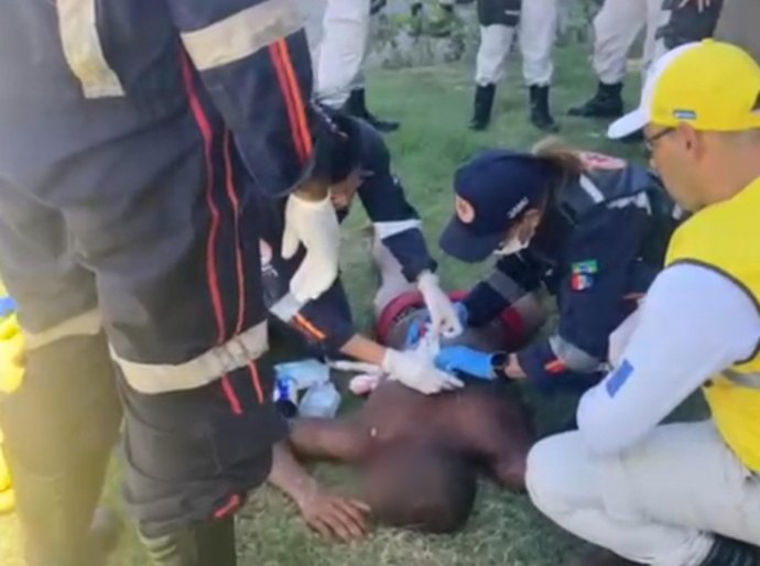 Ronda no Bairro e Samu prestam primeiros socorros a vítima ferida à faca próximo ao Marco dos Corais