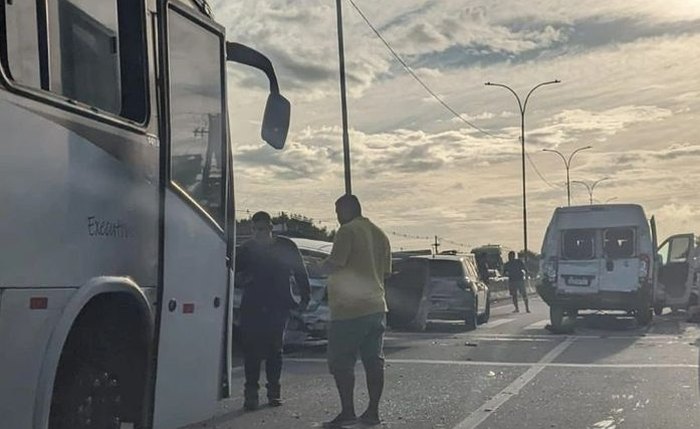 Engavetamento com seis veículos deixa feridos