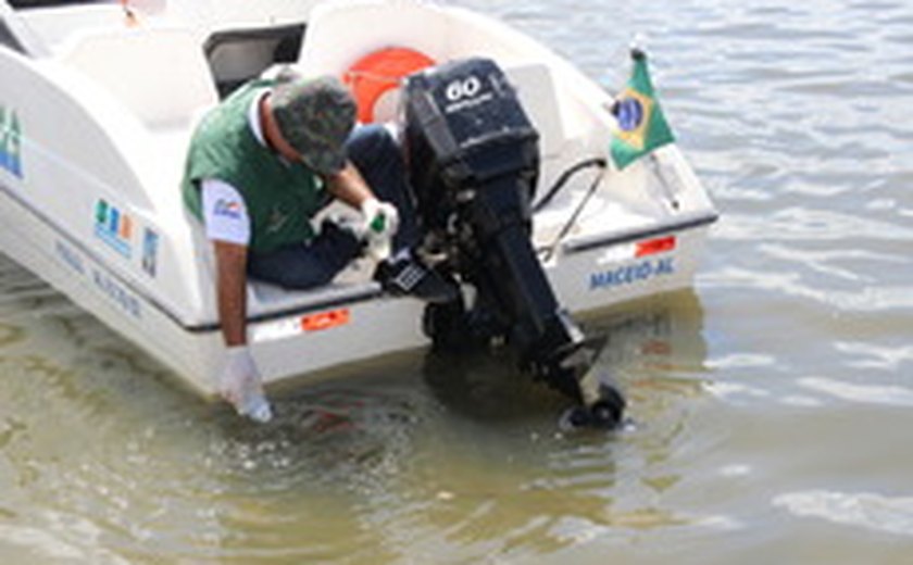 IMA coleta amostras de água na laguna Manguaba