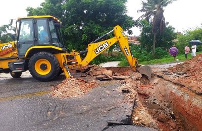 Prefeitura de Penedo abre rodovia para escoar água represada na parte baixa da cidade