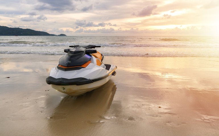 Mãe morre após ser atropelada por filhas gêmeas em moto aquática durante viagem na França