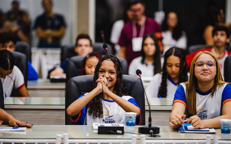 Estudante de escola municipal se destaca em projeto que aproxima jovens do Legislativo