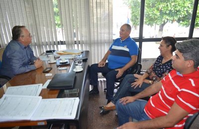 Prefeito recebe deputados para discutir futuro serviço de hemodiálise no Hospital de Santana
