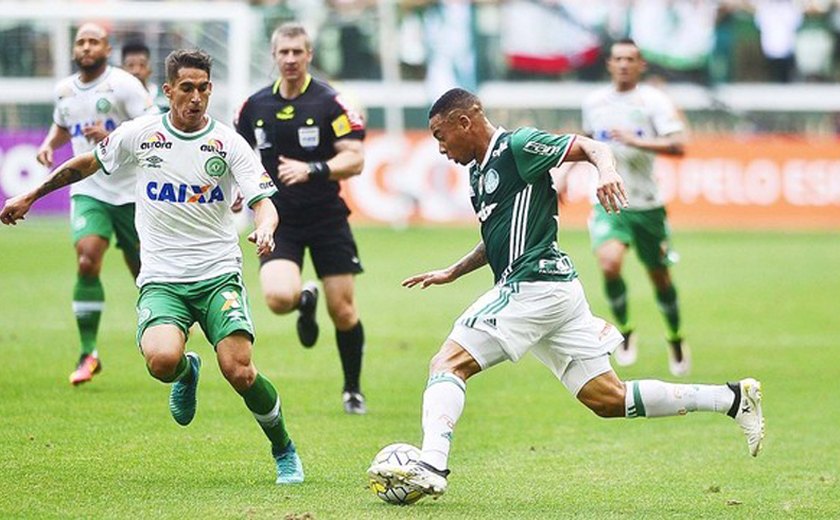 Palmeiras derrota Chapecoense fora e mantém liderança do Brasileirão