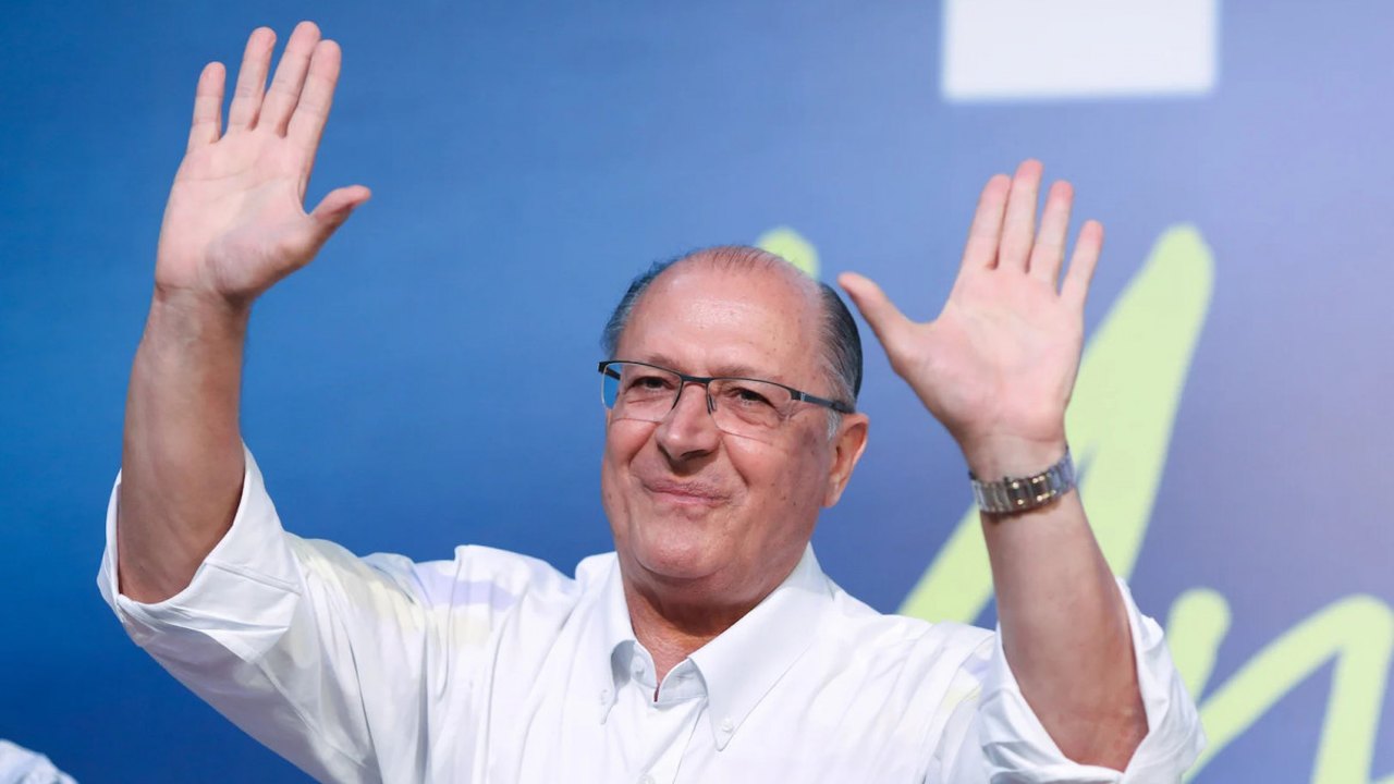 Alckmin promete IVA no lugar de cinco impostos caso Lula seja eleito